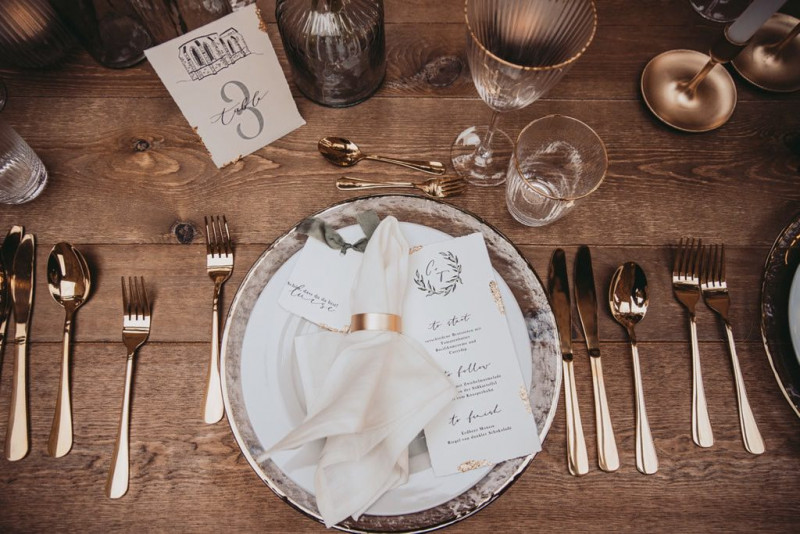 Eine außergewöhnliche Hochzeit im modern-rustikalen Stil in der Ruine Beller Kirche