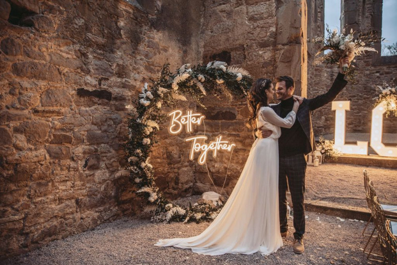 Eine außergewöhnliche Hochzeit im modern-rustikalen Stil in der Ruine Beller Kirche