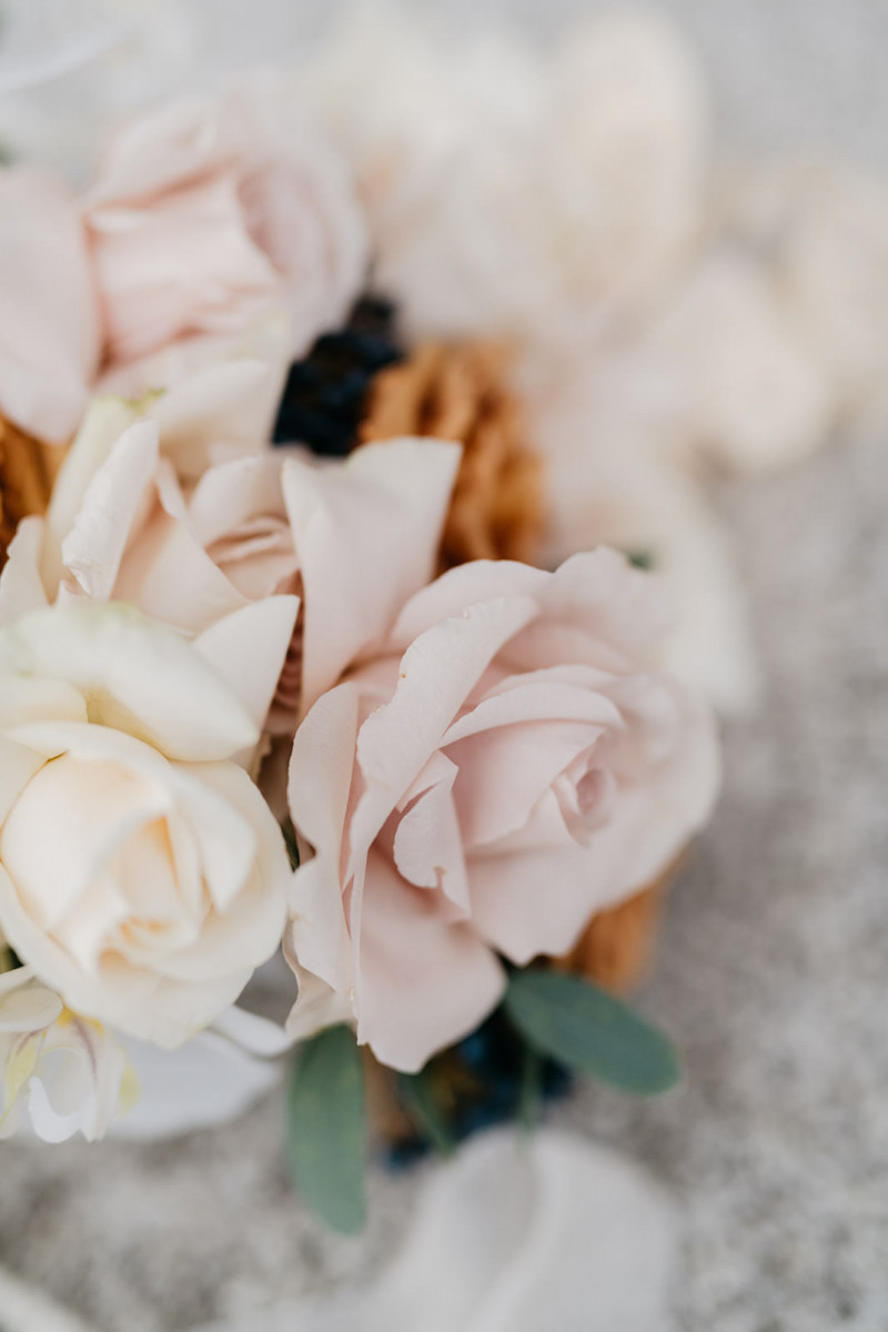 Eine modern-glamouröse Hochzeit im Schloss Hohenkammer in der Trendfarbe Puder
