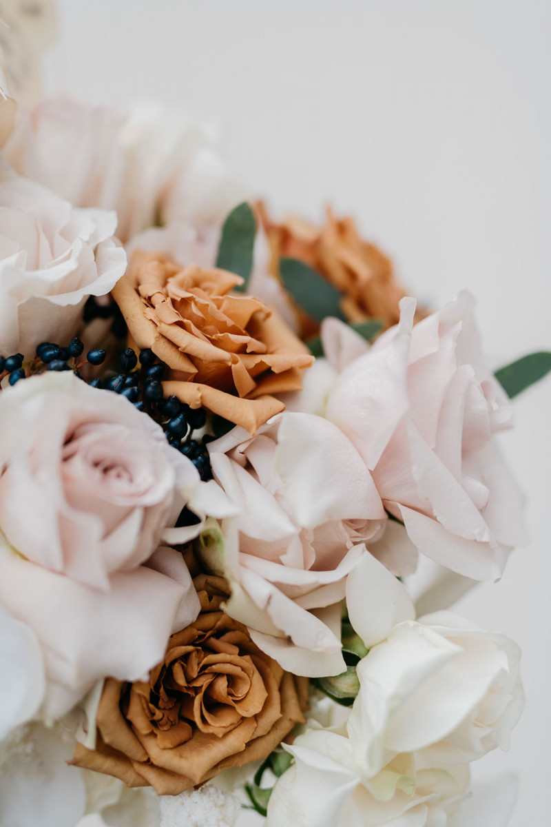 Eine modern-glamouröse Hochzeit im Schloss Hohenkammer in der Trendfarbe Puder