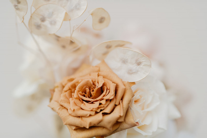 Eine modern-glamouröse Hochzeit im Schloss Hohenkammer in der Trendfarbe Puder