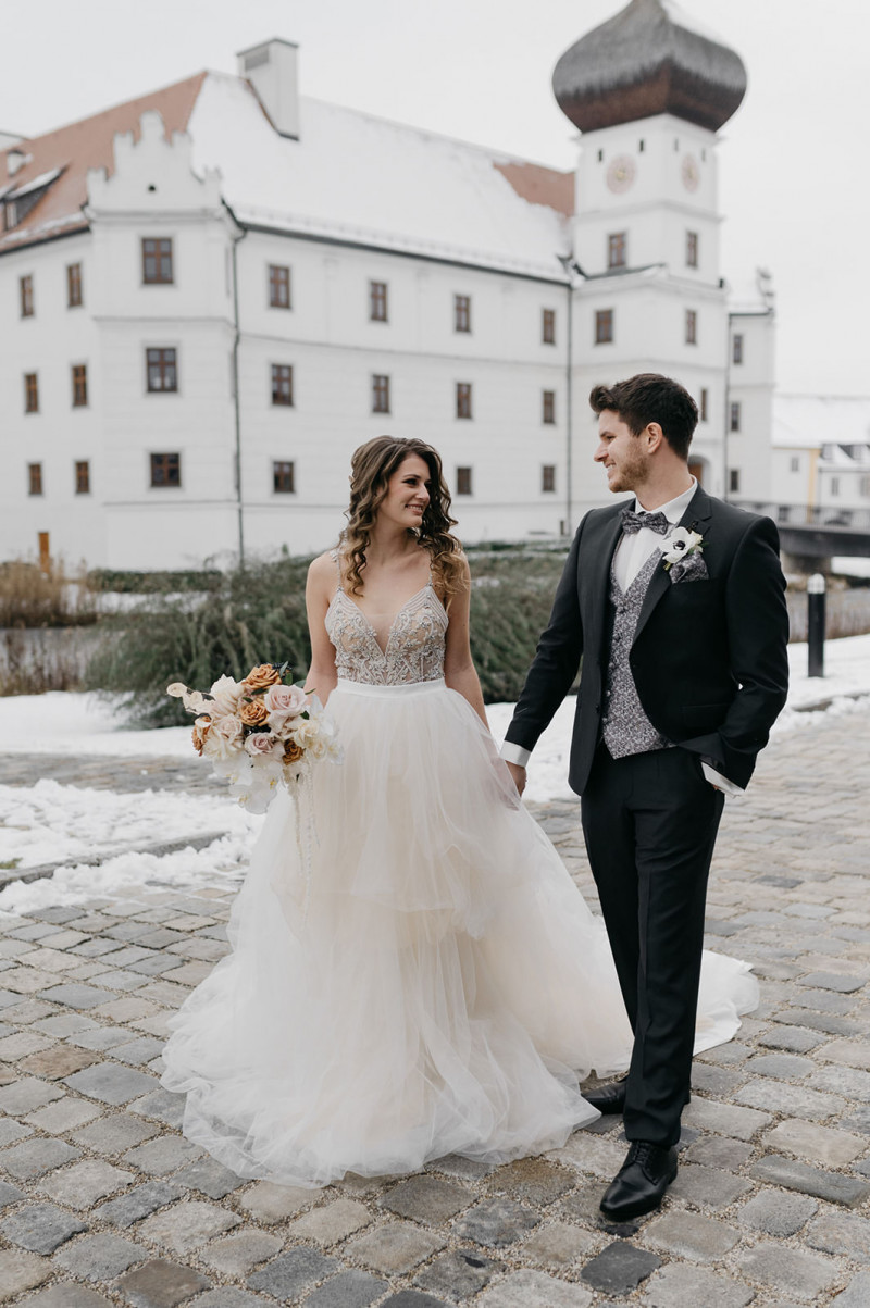 Eine modern-glamouröse Hochzeit im Schloss Hohenkammer in der Trendfarbe Puder