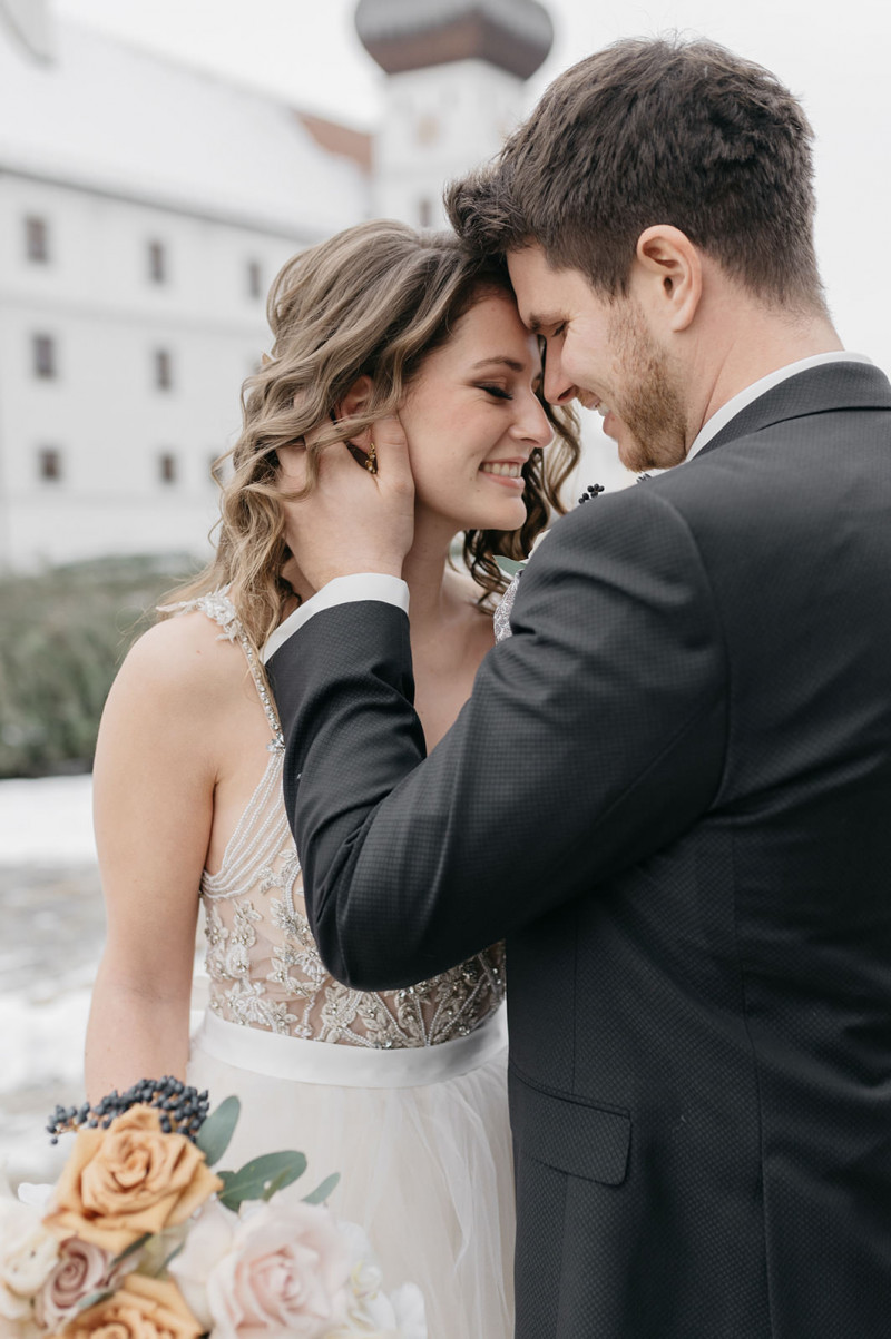 Eine modern-glamouröse Hochzeit im Schloss Hohenkammer in der Trendfarbe Puder