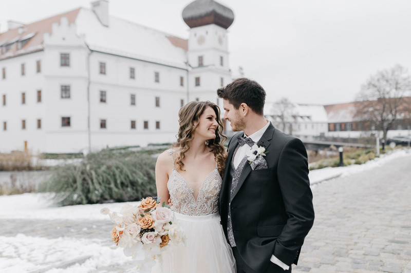 Eine modern-glamouröse Hochzeit im Schloss Hohenkammer in der Trendfarbe Puder
