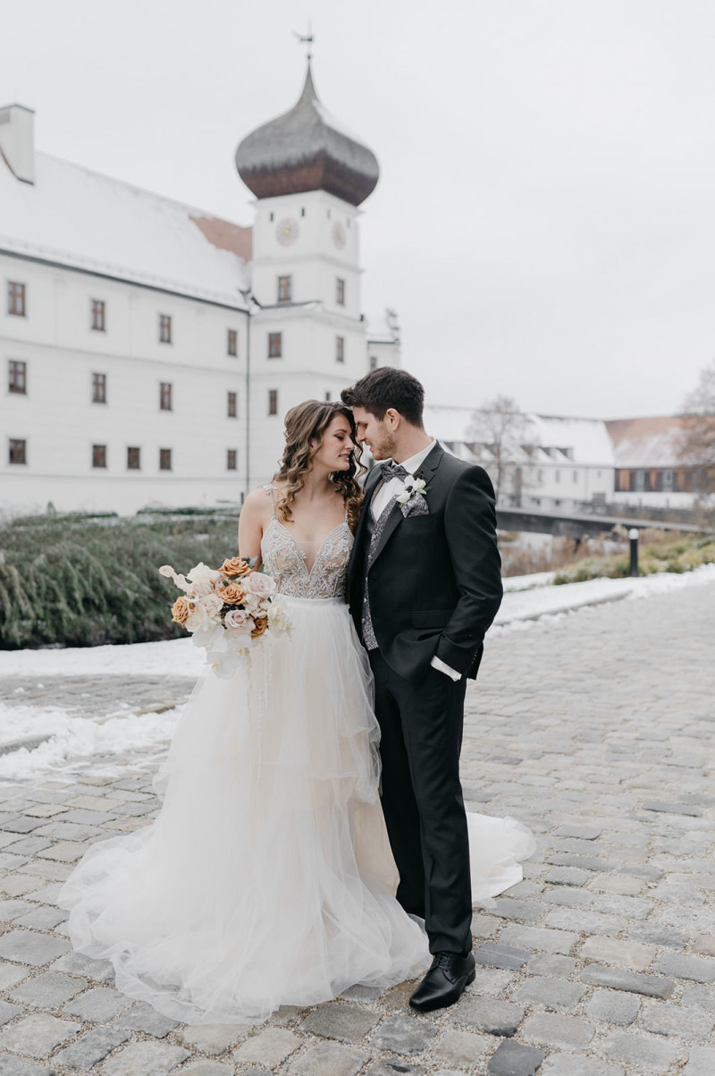 Eine modern-glamouröse Hochzeit im Schloss Hohenkammer in der Trendfarbe Puder