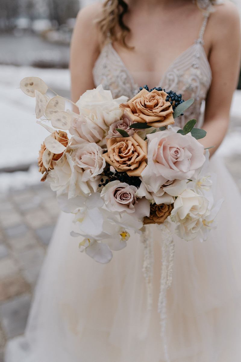 Eine modern-glamouröse Hochzeit im Schloss Hohenkammer in der Trendfarbe Puder
