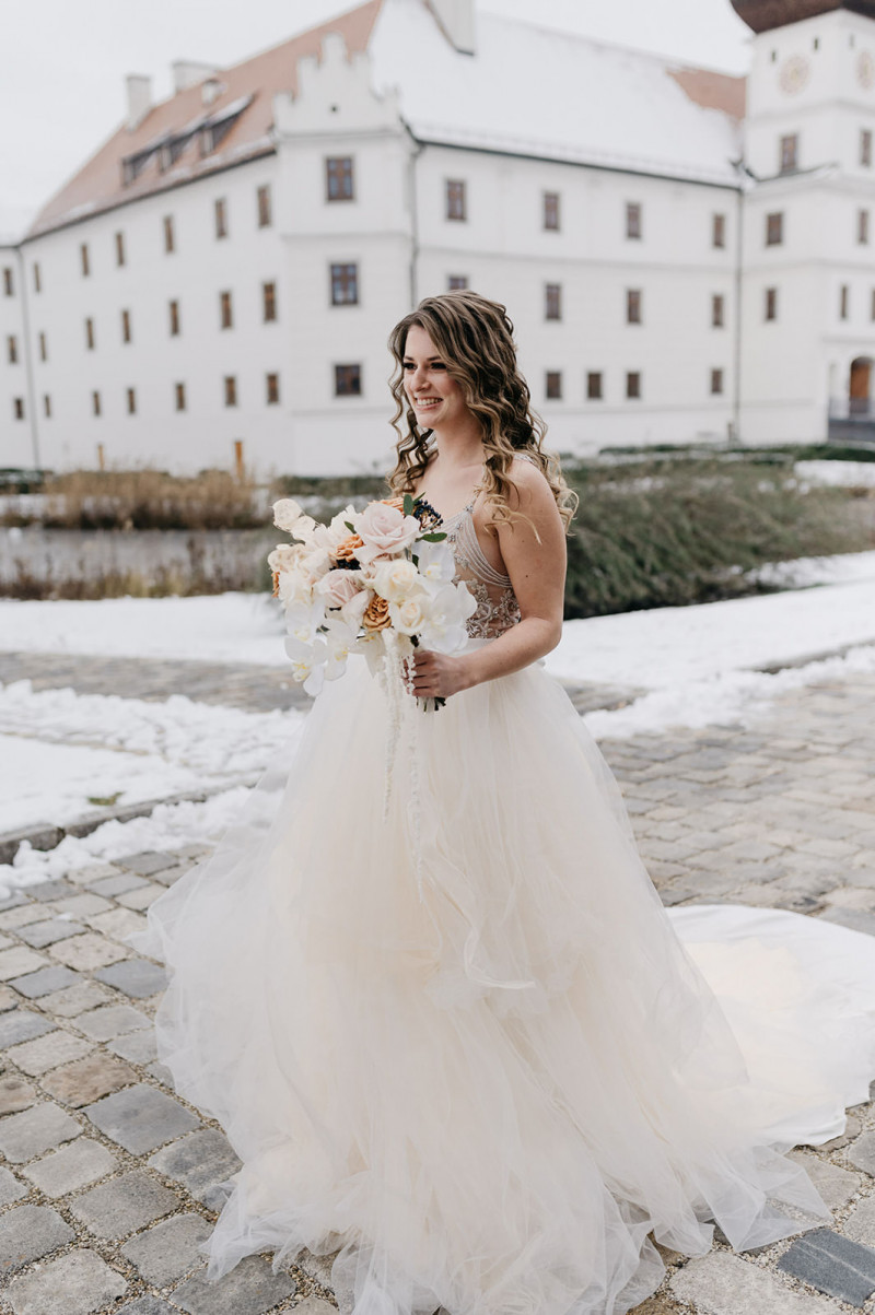 Eine modern-glamouröse Hochzeit im Schloss Hohenkammer in der Trendfarbe Puder