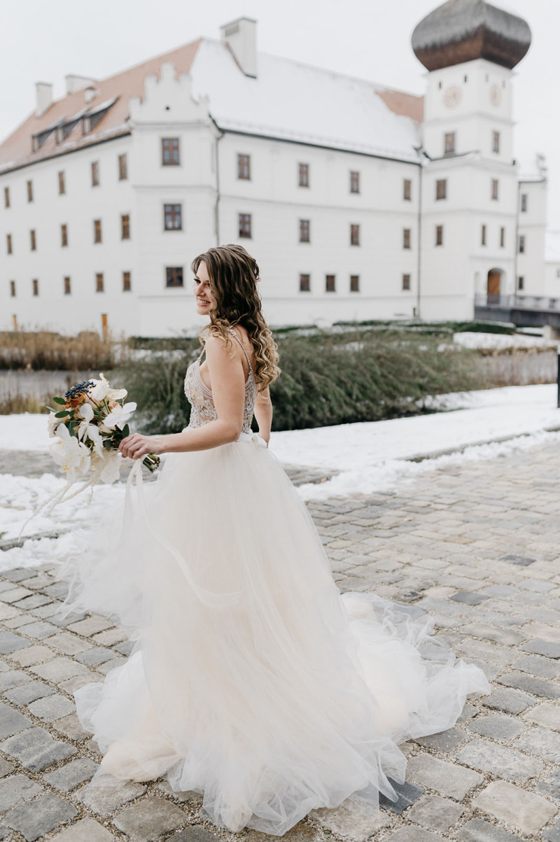 Eine modern-glamouröse Hochzeit im Schloss Hohenkammer in der Trendfarbe Puder