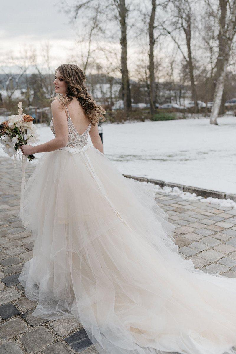 Eine modern-glamouröse Hochzeit im Schloss Hohenkammer in der Trendfarbe Puder