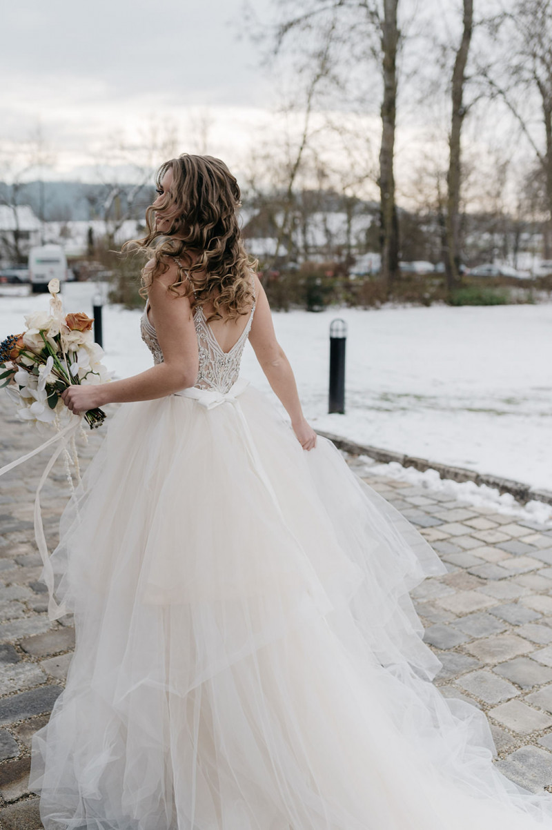 Eine modern-glamouröse Hochzeit im Schloss Hohenkammer in der Trendfarbe Puder