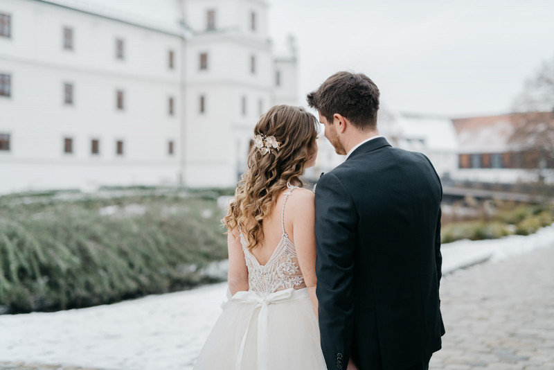 Eine modern-glamouröse Hochzeit im Schloss Hohenkammer in der Trendfarbe Puder