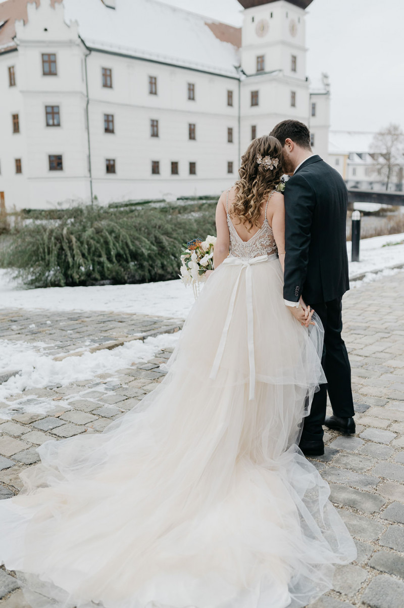 Eine modern-glamouröse Hochzeit im Schloss Hohenkammer in der Trendfarbe Puder