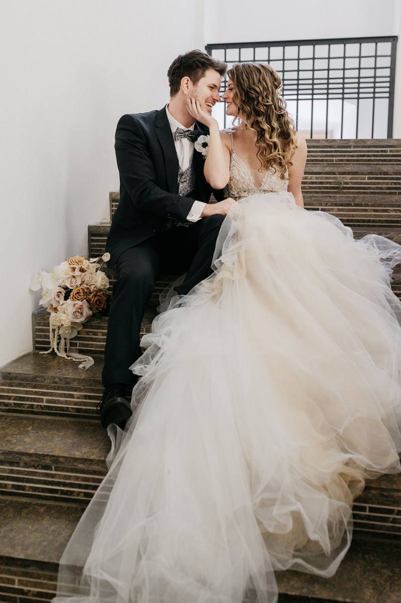 Eine modern-glamouröse Hochzeit im Schloss Hohenkammer in der Trendfarbe Puder