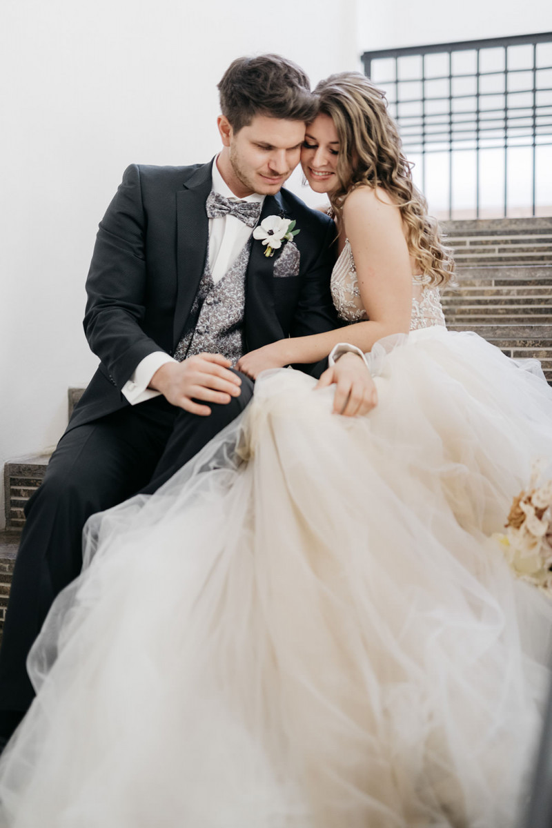 Eine modern-glamouröse Hochzeit im Schloss Hohenkammer in der Trendfarbe Puder