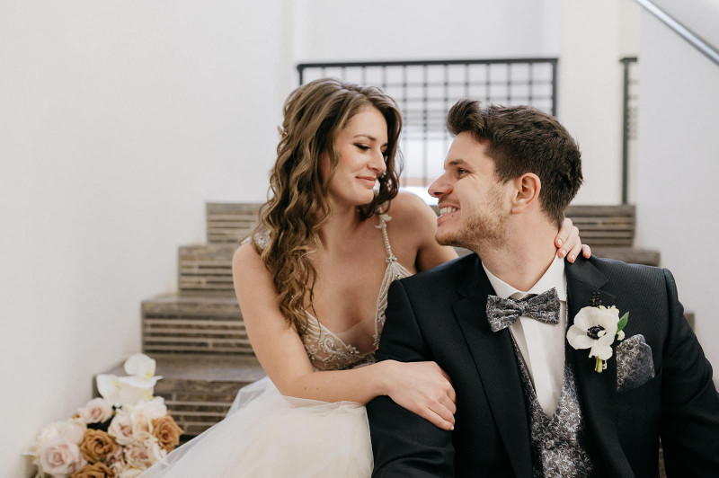Eine modern-glamouröse Hochzeit im Schloss Hohenkammer in der Trendfarbe Puder