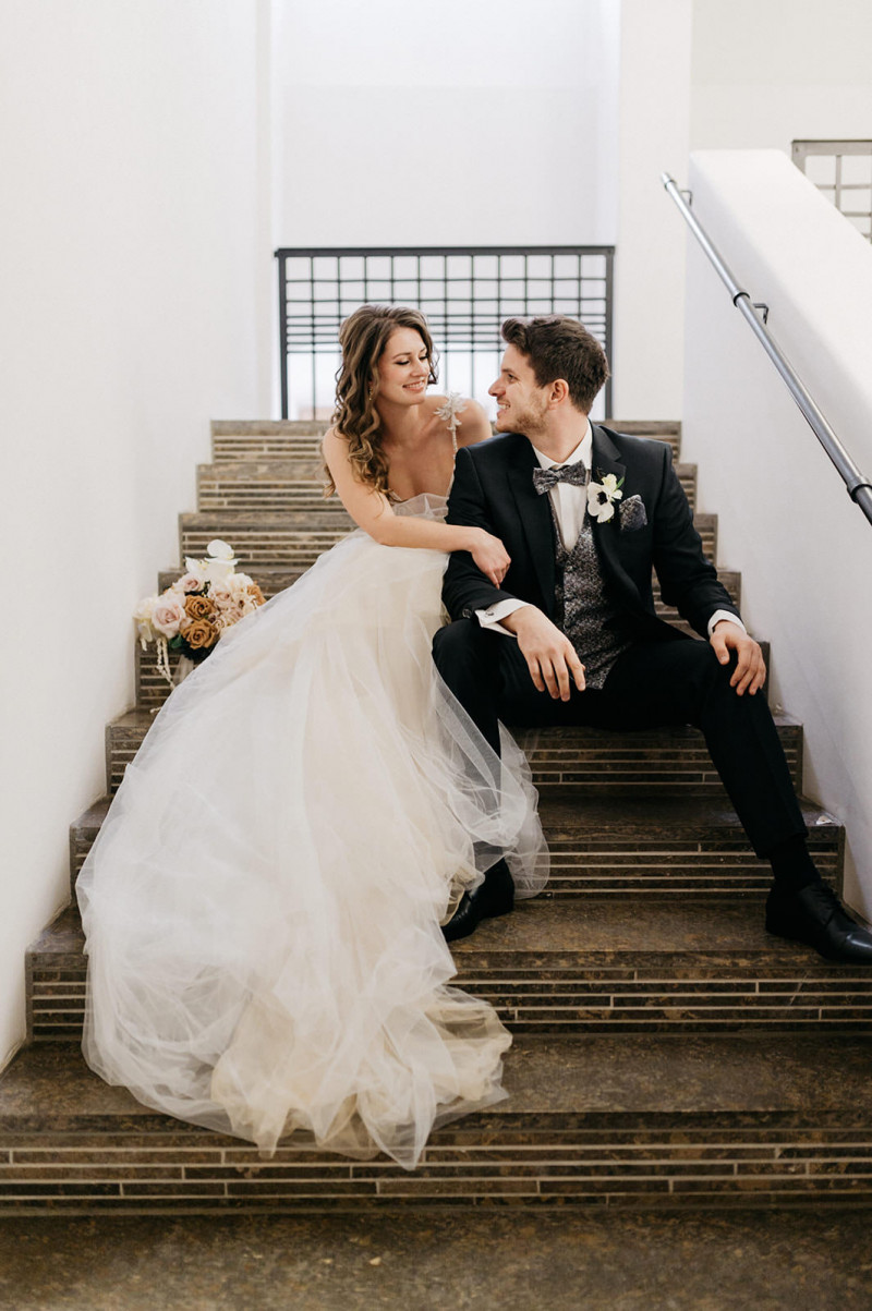 Eine modern-glamouröse Hochzeit im Schloss Hohenkammer in der Trendfarbe Puder