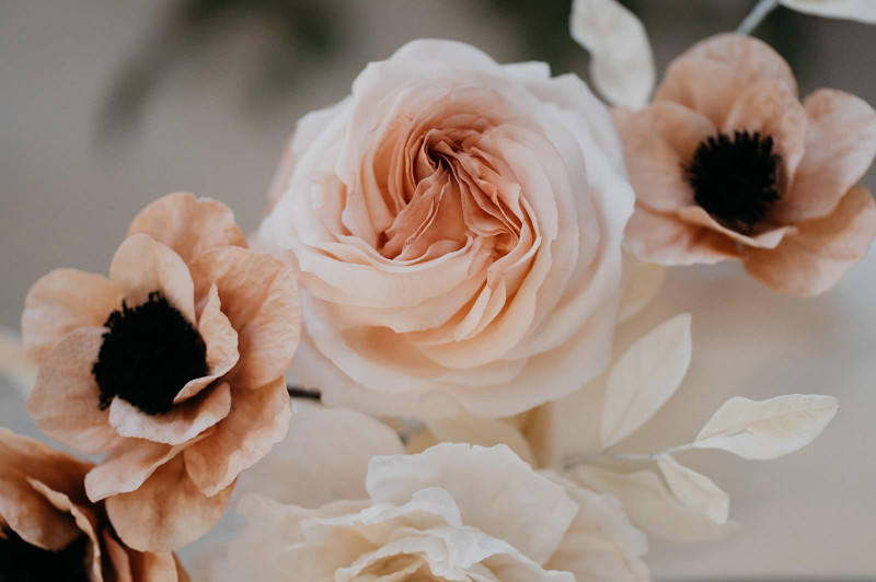Eine modern-glamouröse Hochzeit im Schloss Hohenkammer in der Trendfarbe Puder