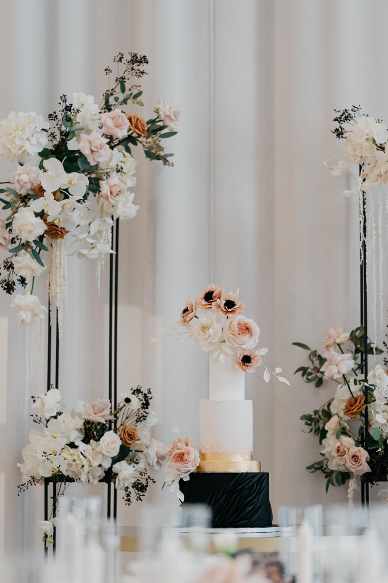 Eine modern-glamouröse Hochzeit im Schloss Hohenkammer in der Trendfarbe Puder