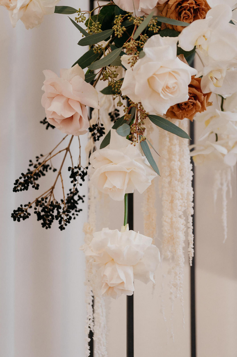 Eine modern-glamouröse Hochzeit im Schloss Hohenkammer in der Trendfarbe Puder