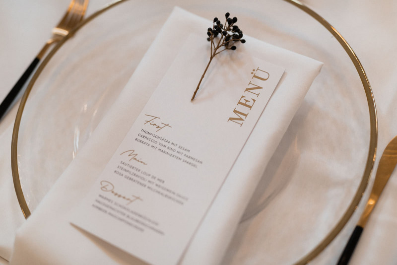 Eine modern-glamouröse Hochzeit im Schloss Hohenkammer in der Trendfarbe Puder