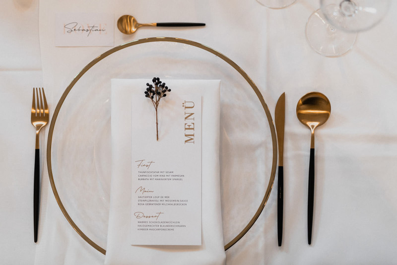 Eine modern-glamouröse Hochzeit im Schloss Hohenkammer in der Trendfarbe Puder