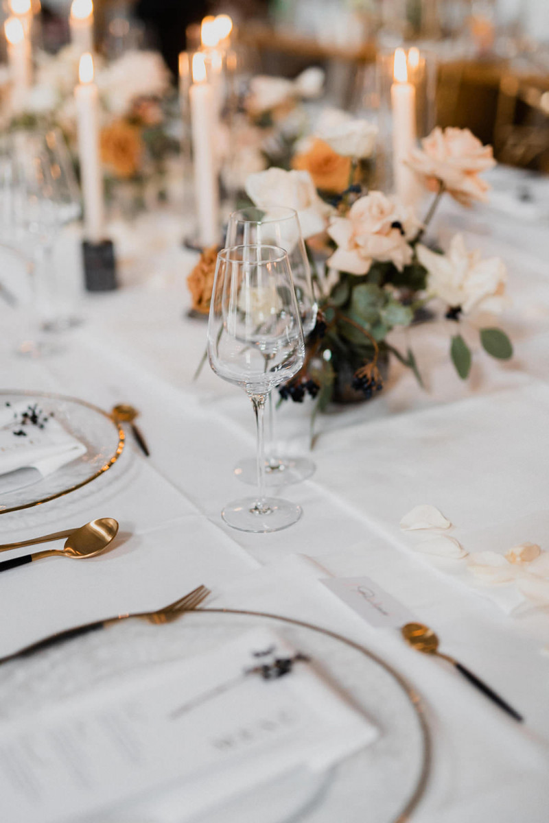 Eine modern-glamouröse Hochzeit im Schloss Hohenkammer in der Trendfarbe Puder