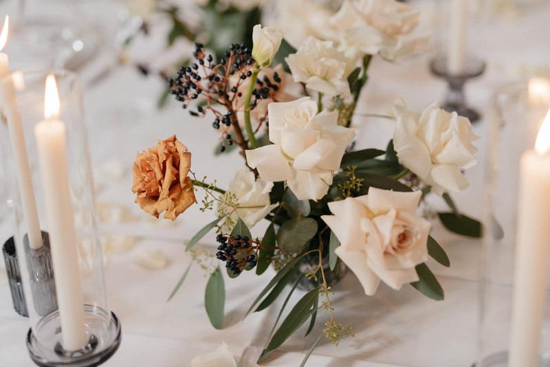 Eine modern-glamouröse Hochzeit im Schloss Hohenkammer in der Trendfarbe Puder