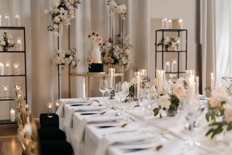 Eine modern-glamouröse Hochzeit im Schloss Hohenkammer in der Trendfarbe Puder