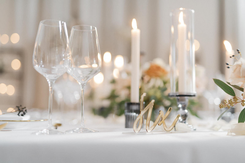 Eine modern-glamouröse Hochzeit im Schloss Hohenkammer in der Trendfarbe Puder