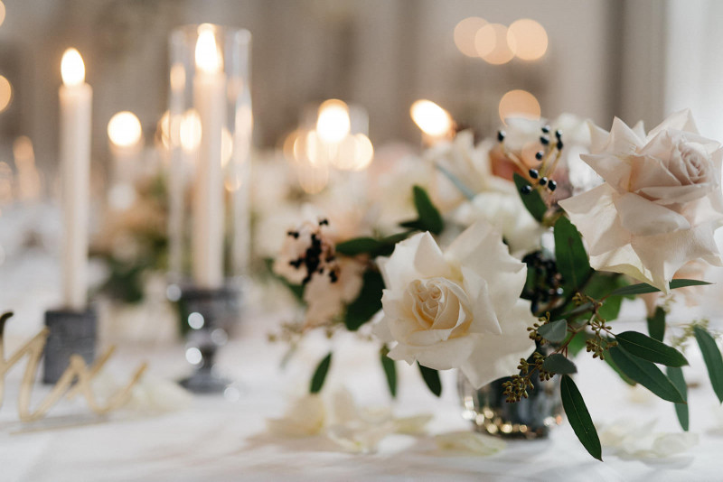 Eine modern-glamouröse Hochzeit im Schloss Hohenkammer in der Trendfarbe Puder