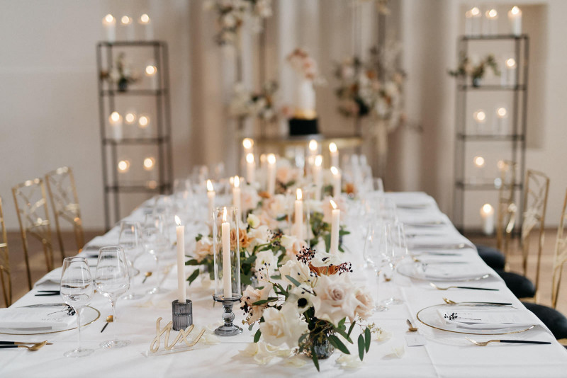 Eine modern-glamouröse Hochzeit im Schloss Hohenkammer in der Trendfarbe Puder