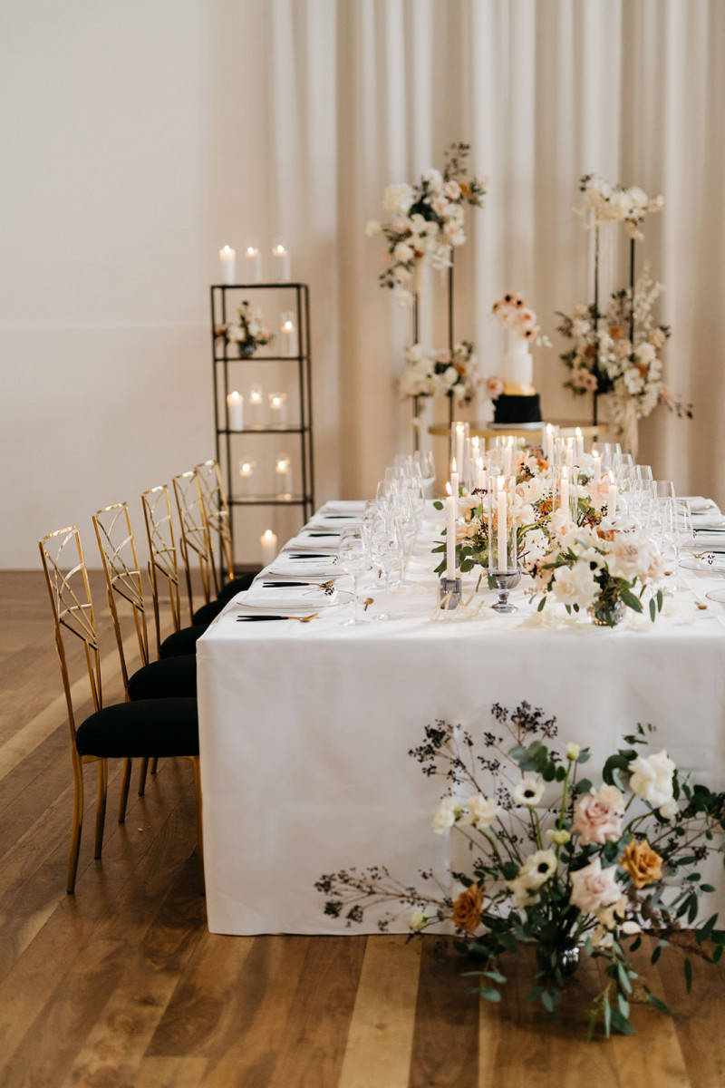 Eine modern-glamouröse Hochzeit im Schloss Hohenkammer in der Trendfarbe Puder