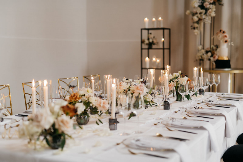 Eine modern-glamouröse Hochzeit im Schloss Hohenkammer in der Trendfarbe Puder