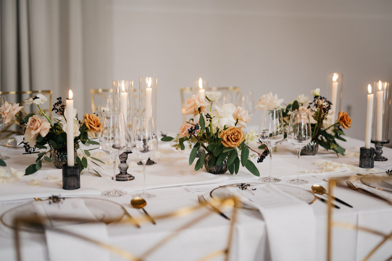 Eine modern-glamouröse Hochzeit im Schloss Hohenkammer in der Trendfarbe Puder