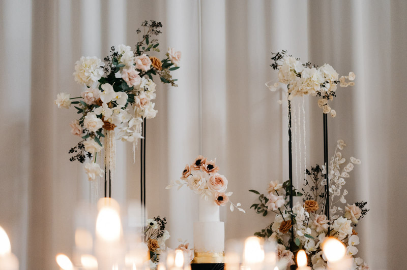 Eine modern-glamouröse Hochzeit im Schloss Hohenkammer in der Trendfarbe Puder