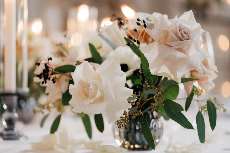 Eine modern-glamouröse Hochzeit im Schloss Hohenkammer in der Trendfarbe Puder