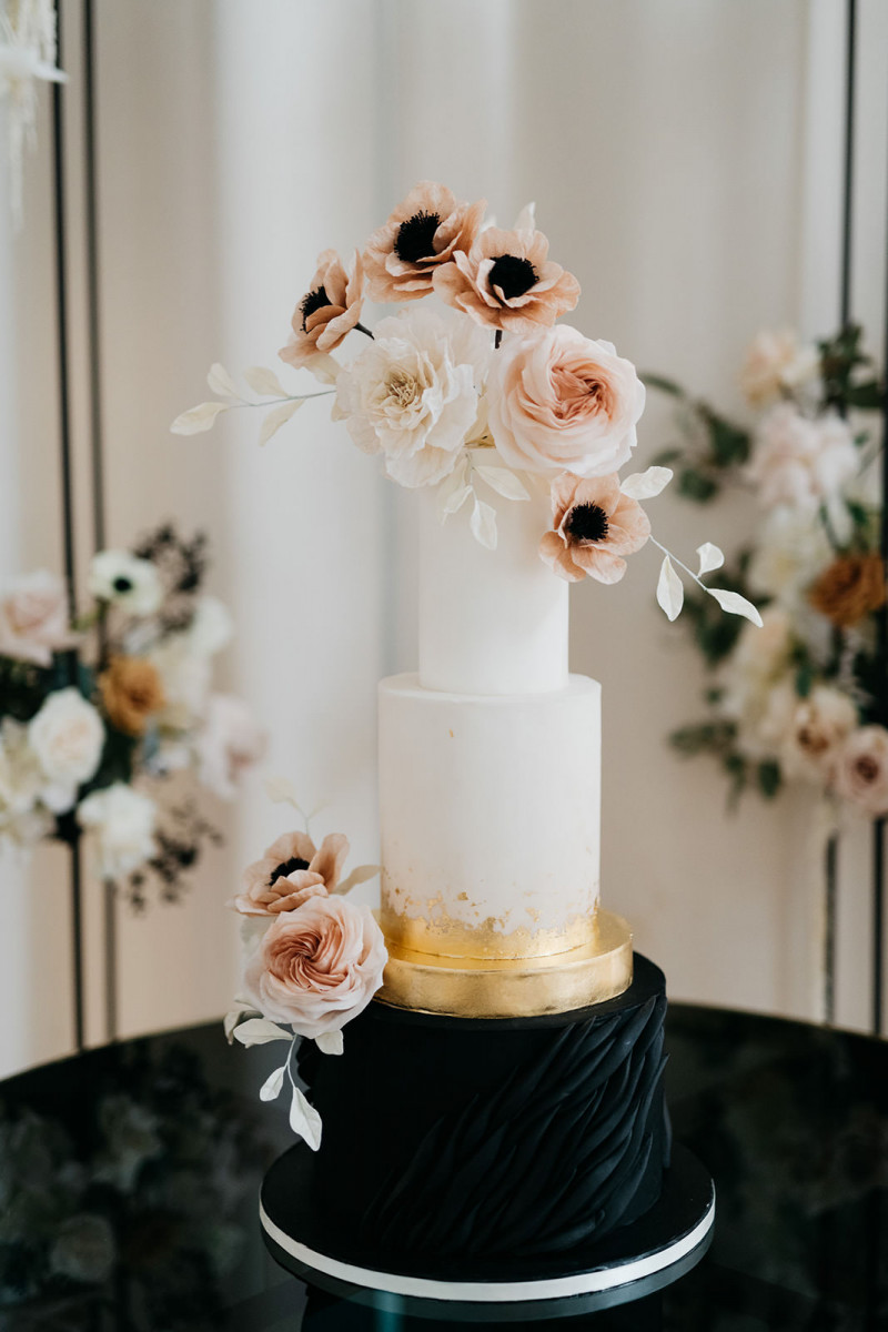 Eine modern-glamouröse Hochzeit im Schloss Hohenkammer in der Trendfarbe Puder Torte zur Hochzeit, Hochzeitstorten Deko