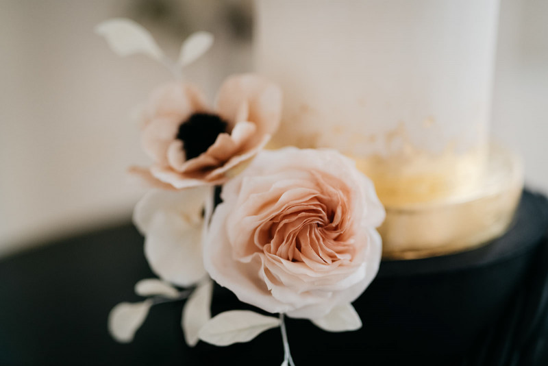 Eine modern-glamouröse Hochzeit im Schloss Hohenkammer in der Trendfarbe Puder