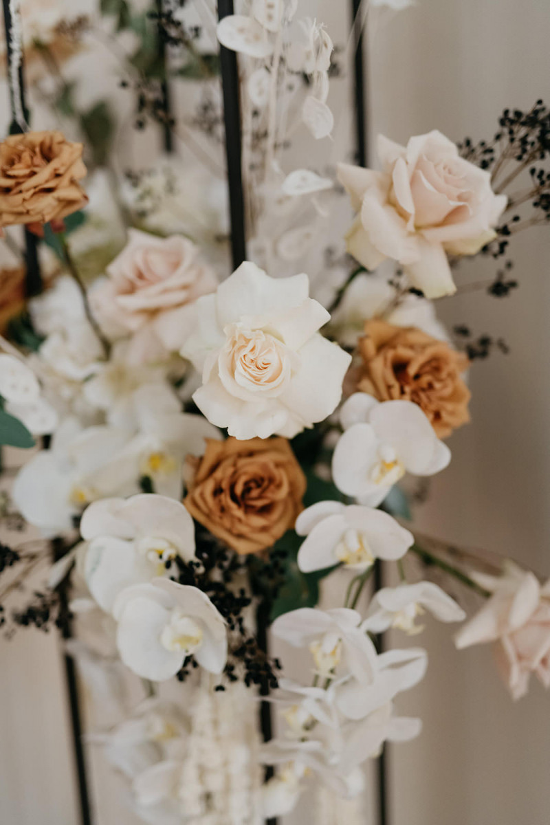 Eine modern-glamouröse Hochzeit im Schloss Hohenkammer in der Trendfarbe Puder