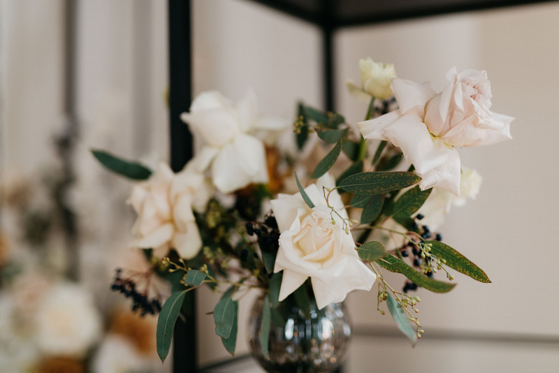 Eine modern-glamouröse Hochzeit im Schloss Hohenkammer in der Trendfarbe Puder