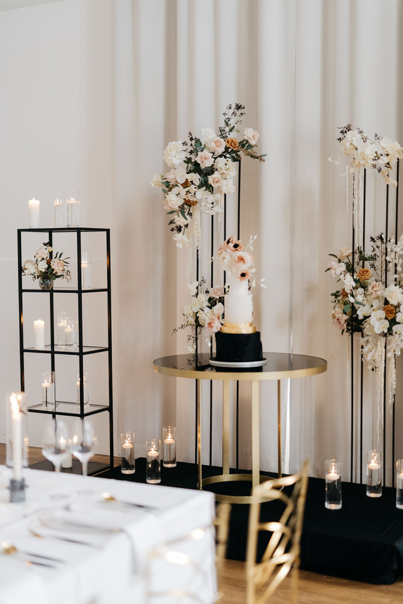 Eine modern-glamouröse Hochzeit im Schloss Hohenkammer in der Trendfarbe Puder