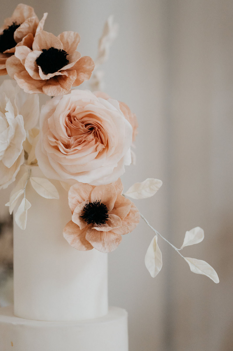 Eine modern-glamouröse Hochzeit im Schloss Hohenkammer in der Trendfarbe Puder