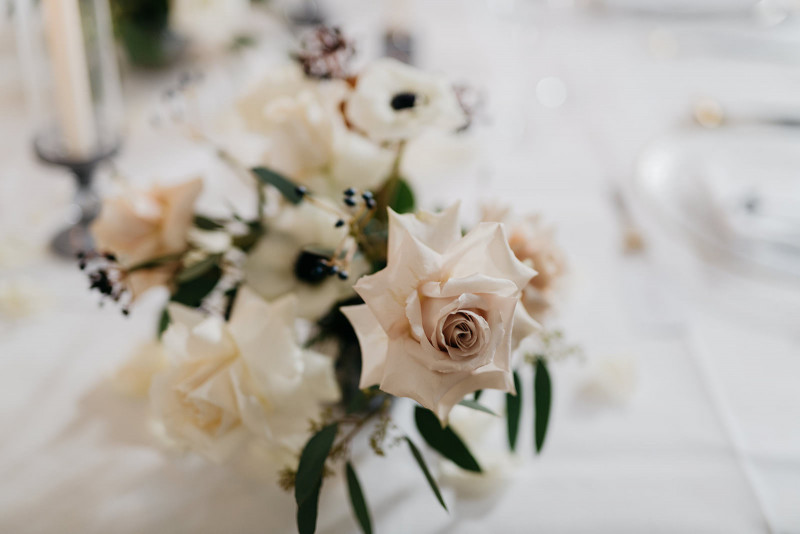 Eine modern-glamouröse Hochzeit im Schloss Hohenkammer in der Trendfarbe Puder