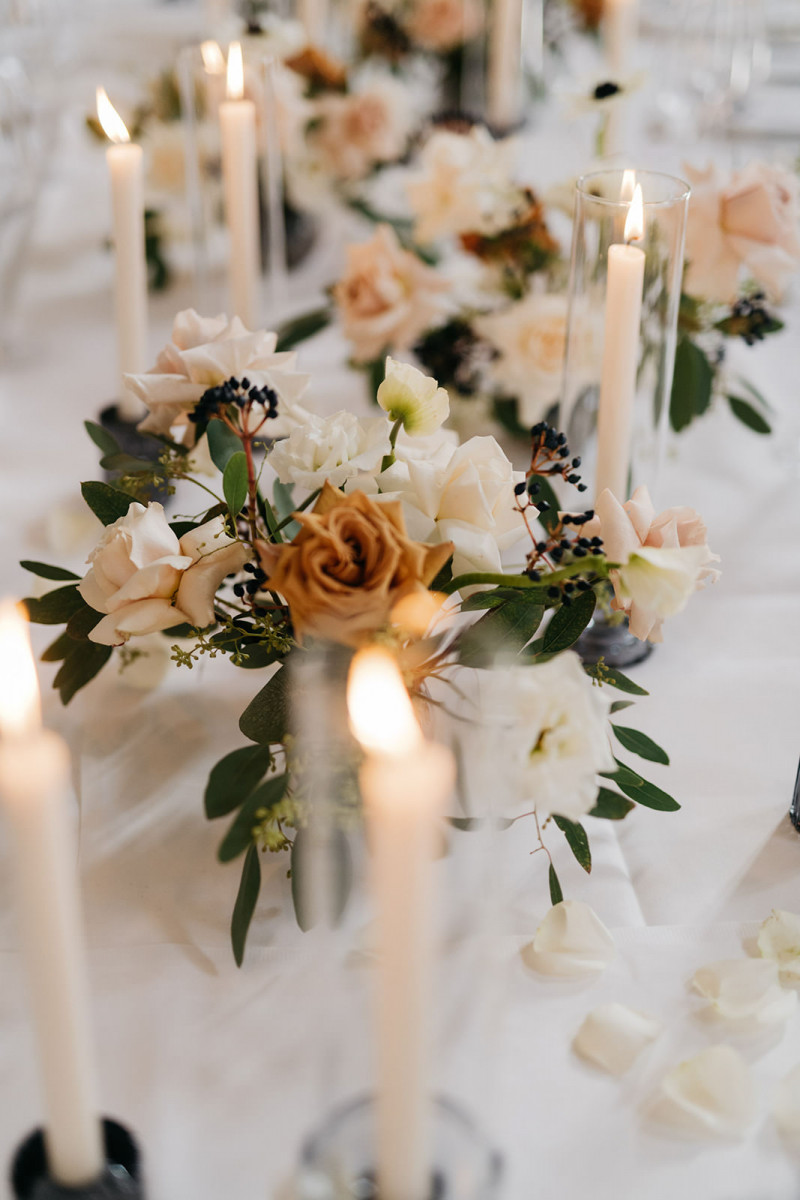 Eine modern-glamouröse Hochzeit im Schloss Hohenkammer in der Trendfarbe Puder Tischdekoration Hochzeit, Hochzeitsdekoration, Trendfarbe Poudre, Hochzeitsdeko, Tischdeko