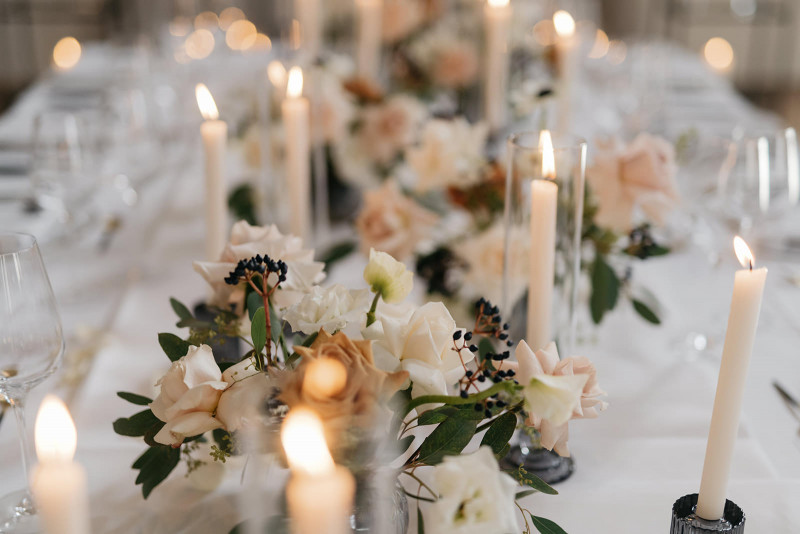 Eine modern-glamouröse Hochzeit im Schloss Hohenkammer in der Trendfarbe Puder