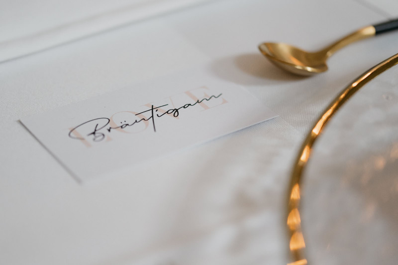 Eine modern-glamouröse Hochzeit im Schloss Hohenkammer in der Trendfarbe Puder