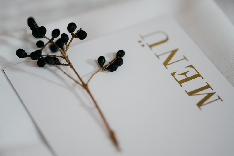 Eine modern-glamouröse Hochzeit im Schloss Hohenkammer in der Trendfarbe Puder