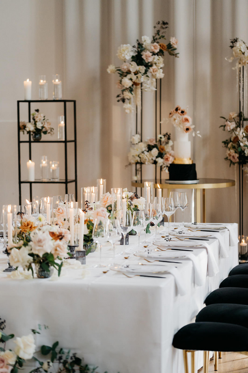 Eine modern-glamouröse Hochzeit im Schloss Hohenkammer in der Trendfarbe Puder