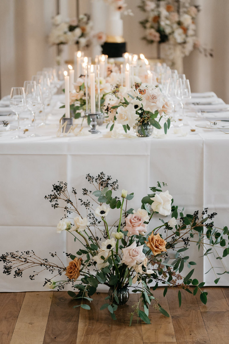 Eine modern-glamouröse Hochzeit im Schloss Hohenkammer in der Trendfarbe Puder
