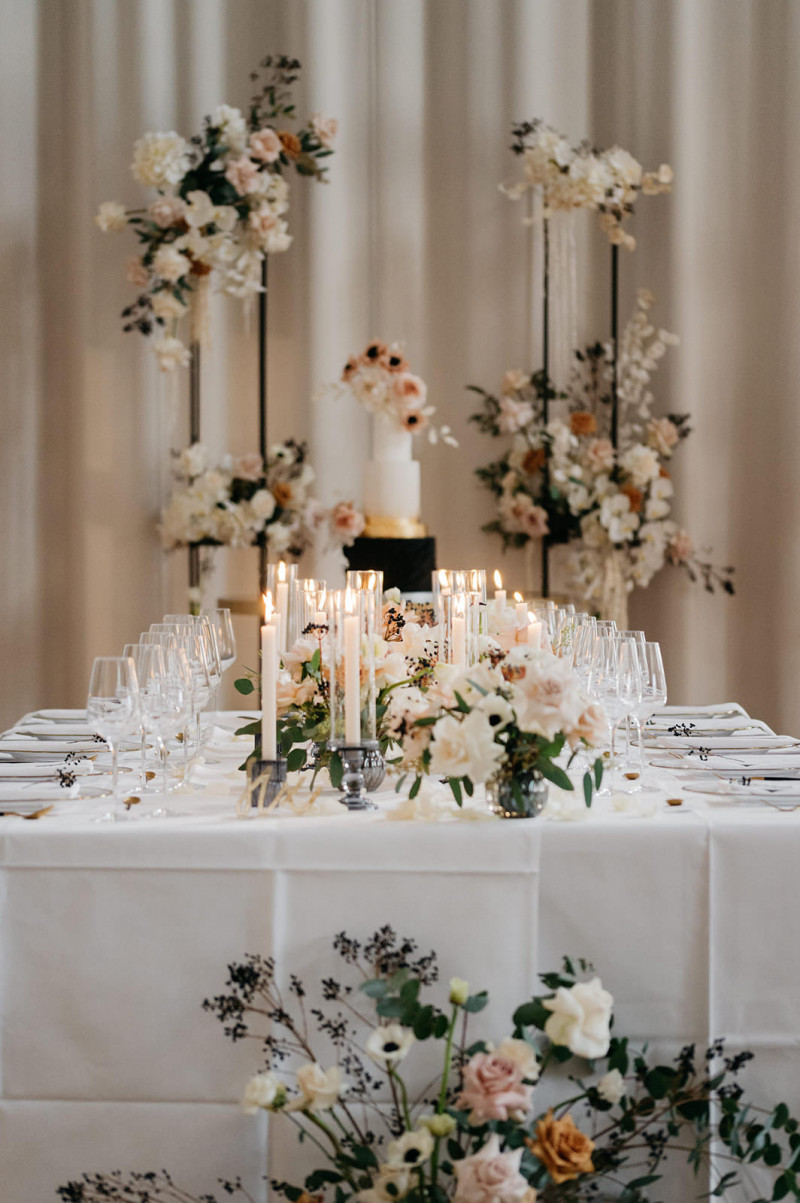 Eine modern-glamouröse Hochzeit im Schloss Hohenkammer in der Trendfarbe Puder